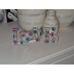 Zandra Love skilt - med blomster og LED lys