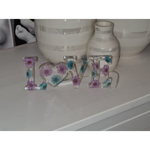 Zandra Love skilt - med blomster og LED lys