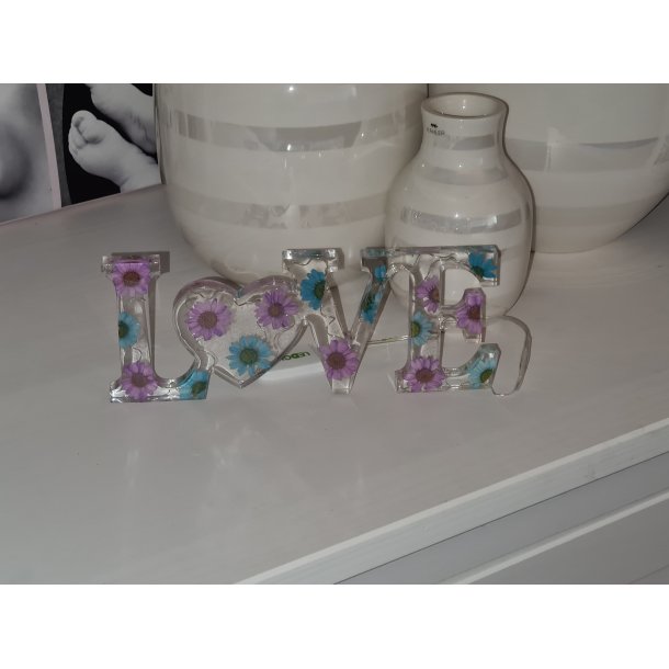 Zandra Love skilt - med blomster og LED lys