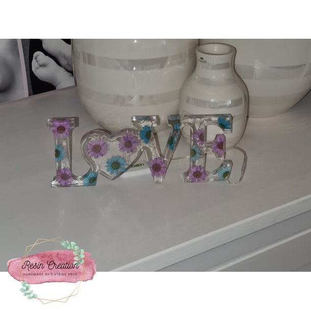Zandra Love skilt - med blomster og LED lys