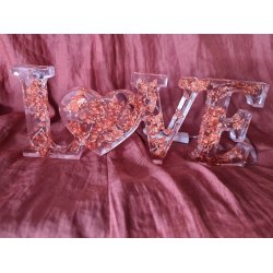 Amalie Love skilt - klar med flager og LED lys