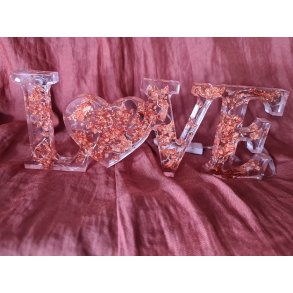 Amalie Love skilt - klar med flager og LED lys