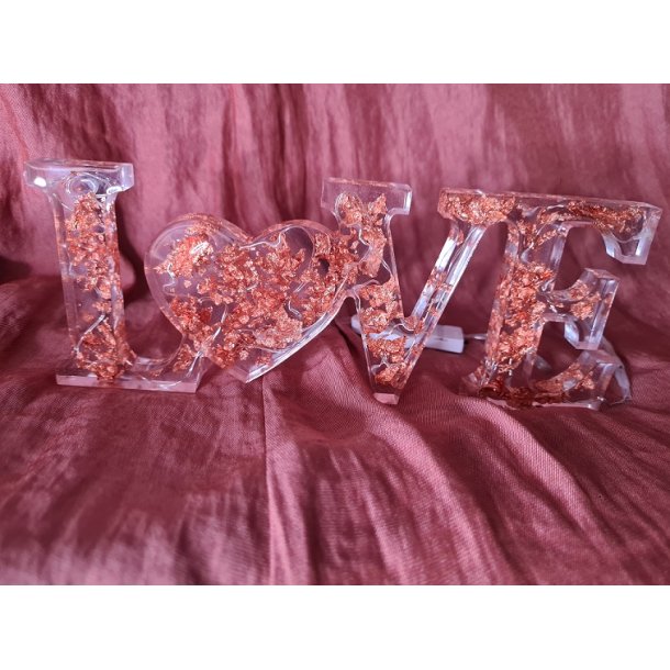 Amalie Love skilt - klar med flager og LED lys