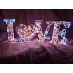 Amalie Love skilt - klar med flager og LED lys